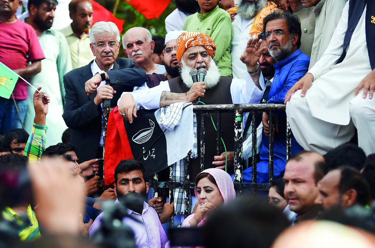Pakistan opposition leader Maulana Fazl-ur-Rehman (C) addresses protesters outside the election commission office against the alleged election rigging in Islamabad on August 8, 2018.  AFP / Farooq Naeem