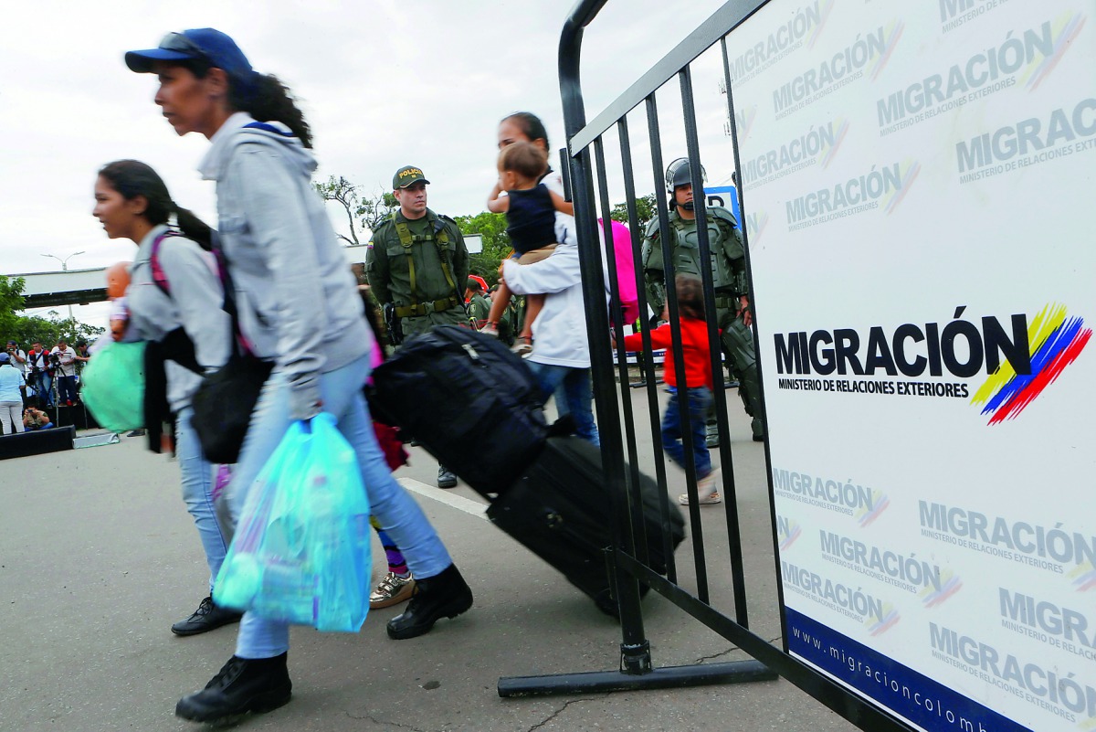 Venezuelan migrants carry their luggage to cross from Venezuela to Colombia via the Simon Bolivar international bridge in Cucuta, Colombia August 8, 2018. Reuters/Luisa Gonzalez 