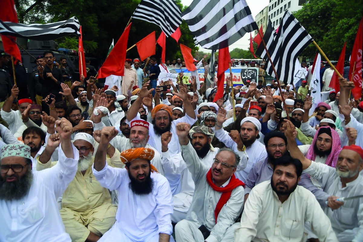 Activists of Pakistan opposition parties shout slogans outside the provincial election commission office against the alleged election rigging in Karachi on August 9, 2018.  AFP / Asif Hassan 