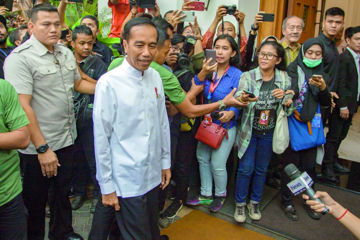 Indonesian President Joko Widodo (C) arrives to hold a meeting with coalition party leaders in Jakarta, Indonesia August 9, 2018 in this photo taken by Antara Foto. Galih Pradipta via Reuters