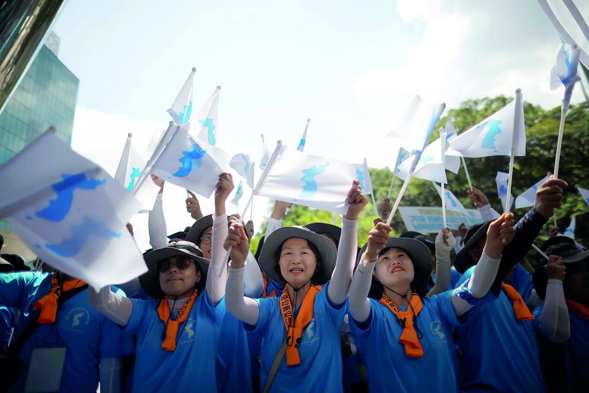 South Korean labour union members wave the unification flags as North Korean workers arrive at a hotel in Seoul, South Korea, August 10, 2018. Reuters/Kim Hong-Ji 