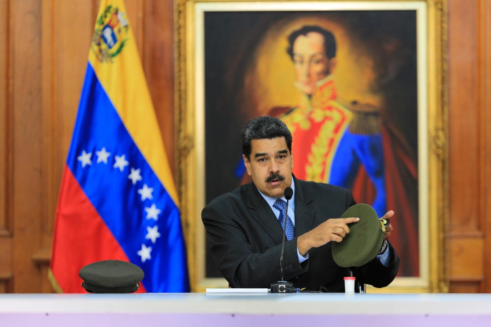 Handout picture released by the Venezuelan presidency showing Venezuelan President Nicolas Maduro speaking during the broadcasting of a television programme, at the Miraflores presidential palace in Caracas on August 7, 2018. AFP PHOTO / PRESIDENCIA VENEZ