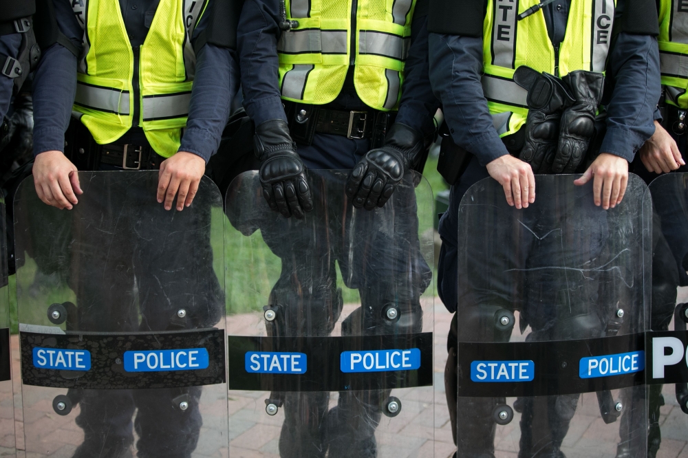 Virginia State Troopers stand down during a rally on the campus of The University of Virginia one-year after the violent white nationalist rally that left one person dead and dozens injured, in Charlottesville, Virginia on August 11, 2018./ AFP / Logan Cy