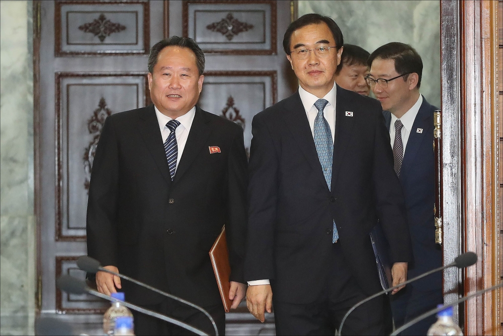 South Korean Unification Minister Cho Myoung-gyun (2nd L) and his North Korean counterpart Ri Son Gwon (L) walk into a meeting room for their talks at the northern side of the border truce village of Panmunjom in the Demilitarized Zone (DMZ) dividing the 
