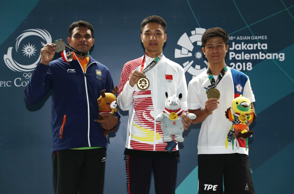 Gold medallist Yang Haoran of China (C), silver medallist Deepak Kumar (L) of India and bronze medallist Lu Shaochuan (R) of Taiwan during the medal ceremony. REUTERS/Edgar Su