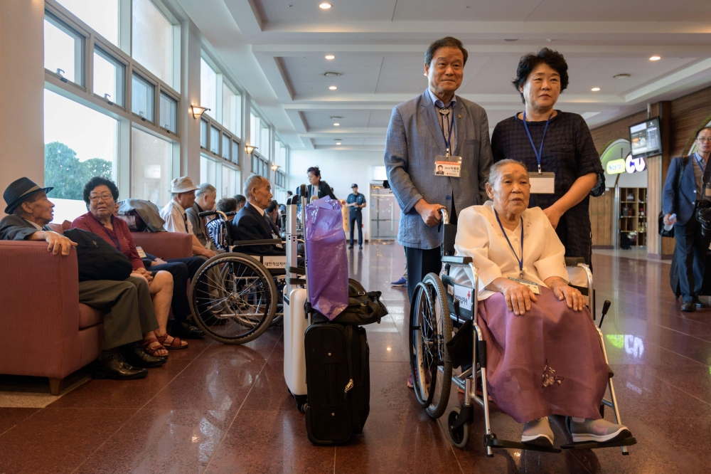Inter-Korean family reunion participants prepare to depart for North Korea from a hotel resort in Sokcho on August 20, 2018. / AFP / Ed JONES