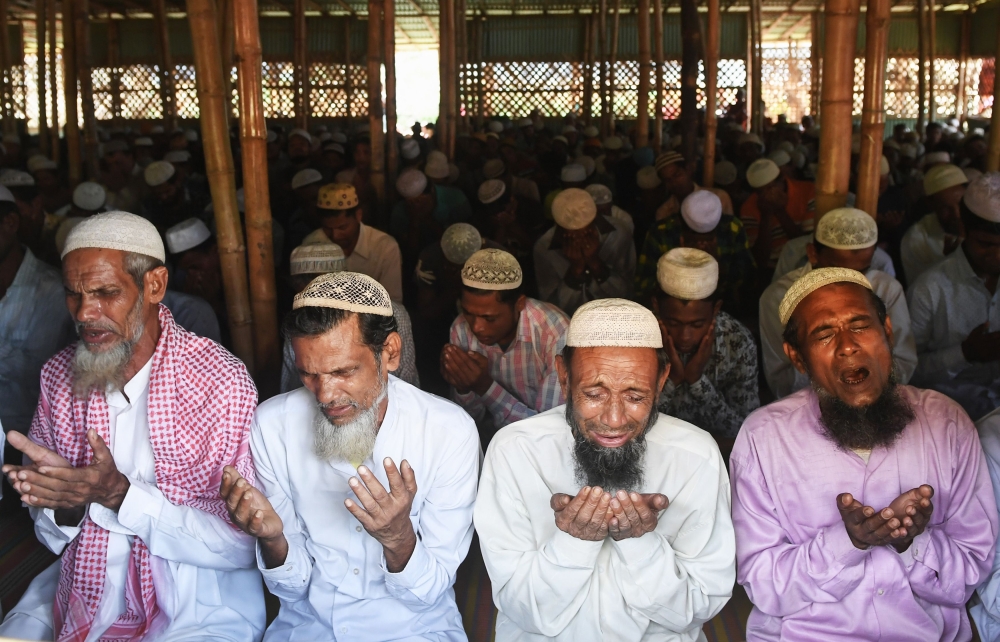 Rohingya refugees offer Eid al-Adha prayers at the Jamtoli refugee camp in Ukhia district near Cox's Bazar on August 22, 2018. / AFP / Dibyangshu SARKAR 