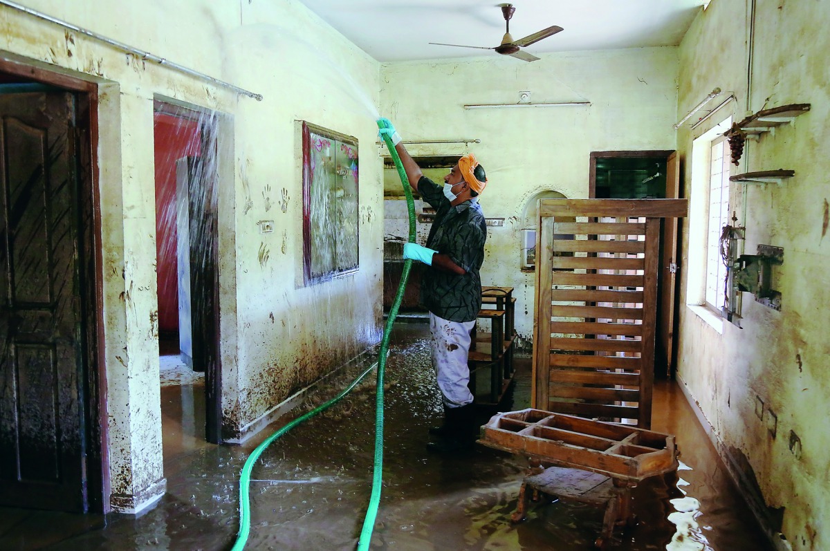 A volunteer cleans a house following floods on the outskirts of Kochi in the southern state of Kerala, India August 22, 2018. Reuters/Sivaram V 
