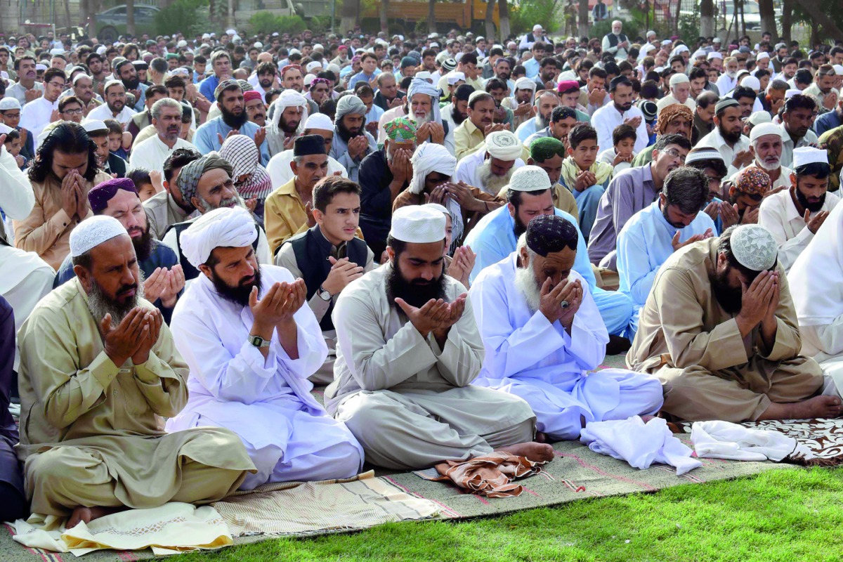 Pakistani Muslims offer Eid al-Adha prayers outside a mosque in Quetta on August 22, 2018. AFP / Banaras Khan