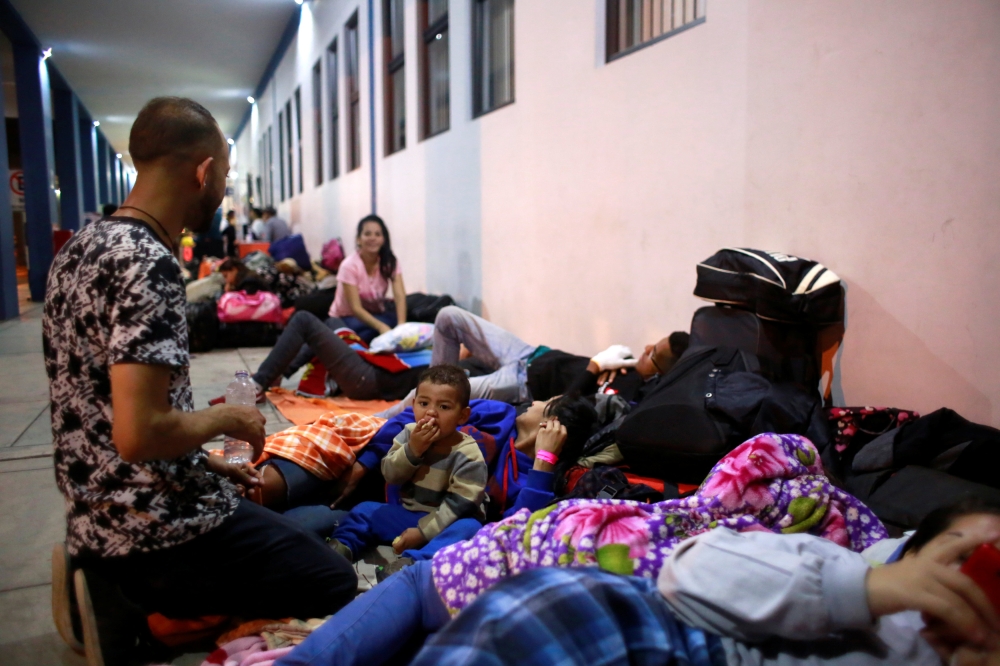 Venezuelan migrants wait at the Binational Border Service Center of Peru, on the border with Ecuador, in Tumbes, Peru August 25, 2018. REUTERS/Douglas Juarez