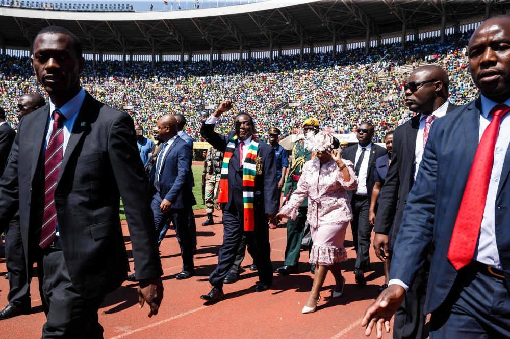 Zimbabwe President Emmerson Mnangagwa (C) arrives to take his oath of office in Harare on August 26, 2018. (AFP / Jekesai NJIKIZANA)