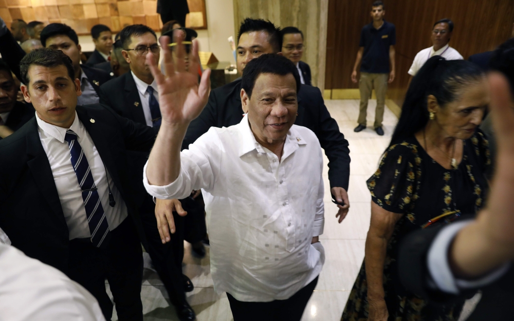 The president of the Philippines Rodrigo Roa Duterte (C) waves upon his arrival in Jerusalem at the start of an official visit to Israel, on September 2, 2018. / AFP / MENAHEM KAHANA 