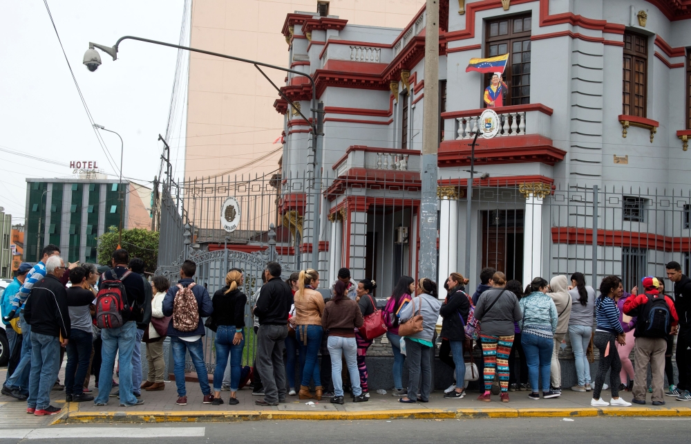 Venezuelans nationals wait outside the Venezuelan embassy in Lima on September 5, 2018, seeking to benefit from a program to repatriate Venezuelan migrants announced by Venezuelan President Nicolas Maduro.  AFP / CRIS BOURONCLE