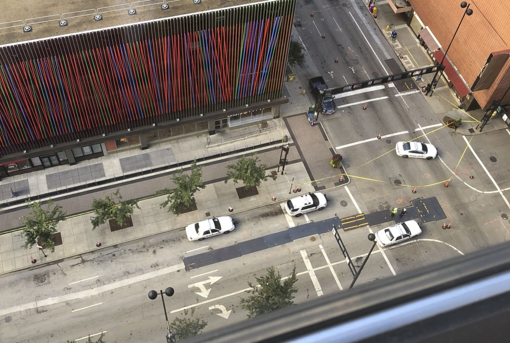 Courtesy of Jeremy Monahan via Twitter shows police responding to a shooting at a bank in Cincinnati, Ohio.  AFP / Jeremy MONAHAN 