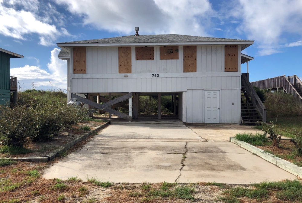 A beachfront home is boarded up ahead of Hurricane Florence, at Holden Beach, North Carolina, September 10, 2018. Reuters/Anna Driver
