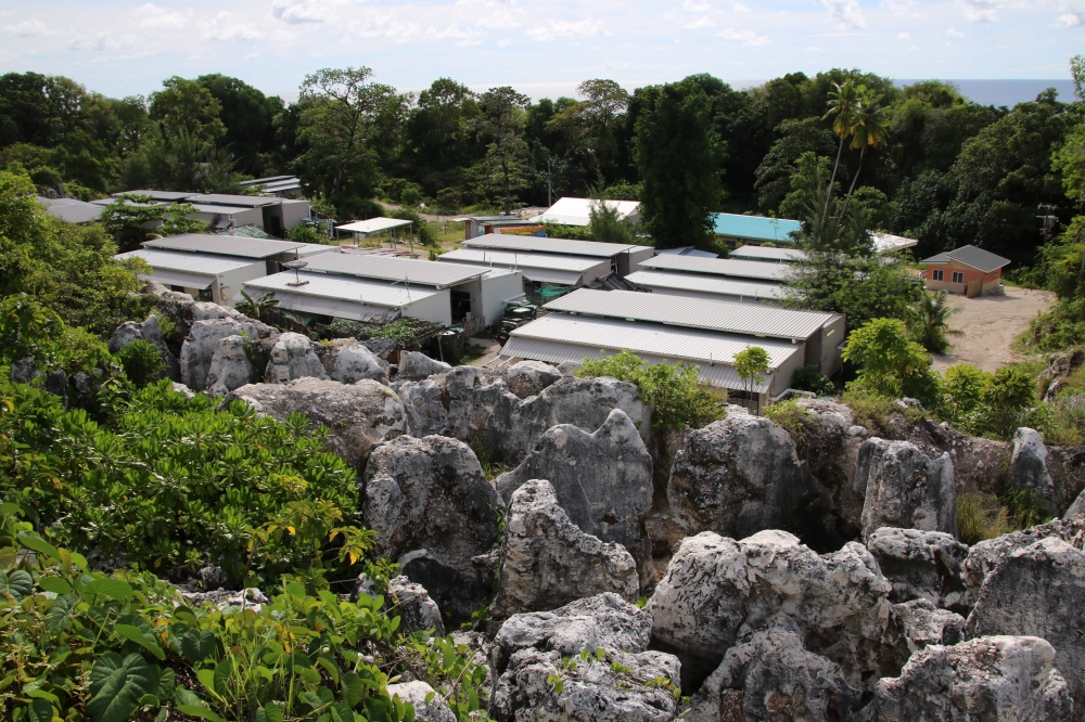 This photograph taken on September 2, 2018 shows a general view of refugee Camp Four on the Pacific island of Nauru. / AFP / Mike LEYRAL 