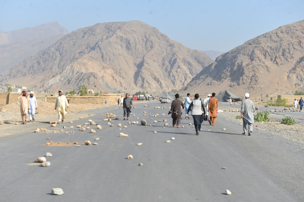 People are seen at site after a suicide blast ripped through a crowd of protesters in Nanganhar province of Afghanistan on September 11, 2018. ( Zabihullah Ghazi - Anadolu Agency )
 