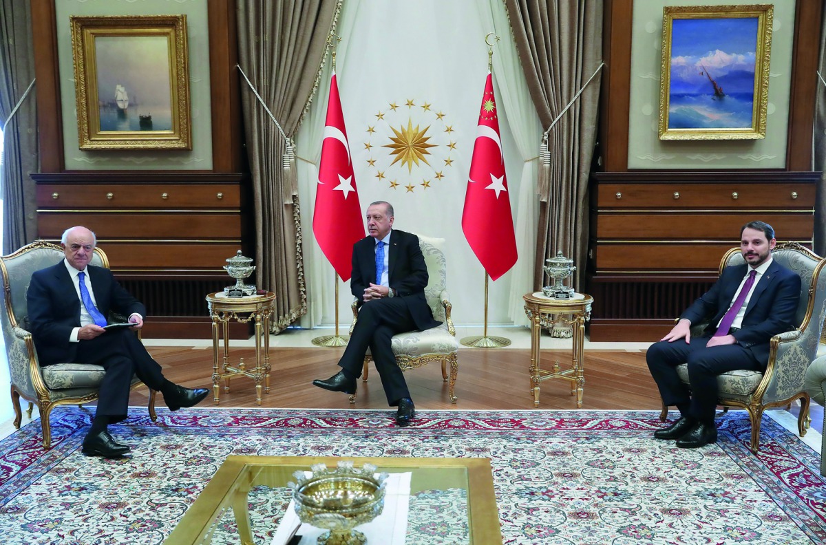 Turkish President Recep Tayyip Erdogan (C) meets BBVA's executive chairman Francisco Gonzalez Rodriguez (L) in Ankara, Turkey on September 12, 2018.  (Kayhan Özer/Anadolu Agency)