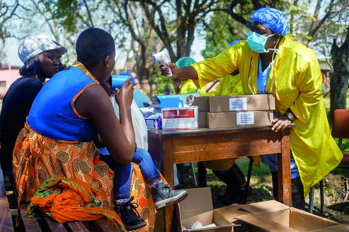 A nurse takes care of cholera patients during an action, organised by Zimbabwe Minister of Health, at the cholera treatment centre of the Beatrice Infectious Diseases Hospital, in Harare, on September 11, 2018.  AFP / Jekesai Njikizana 