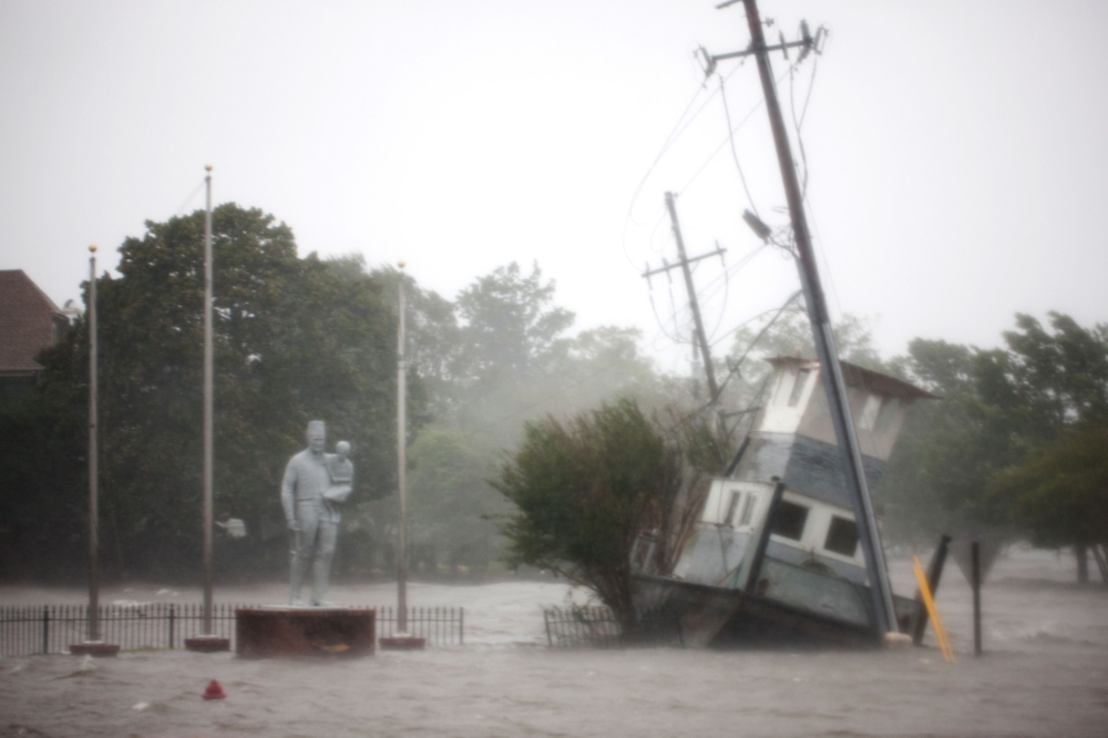 The Neuse River floods the waterfront in New Bern, North Carolina, on September 14, 2018 during Hurricane Florence. / AFP / Logan Cyrus