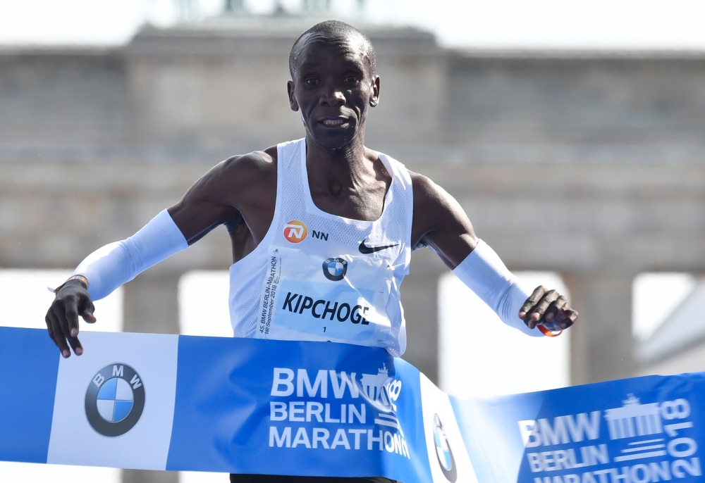 Kenya's Eliud Kipchoge crosses the finish line to win the Berlin Marathon setting a new world record on September 16, 2018 in Berlin. / AFP / John MACDOUGALL