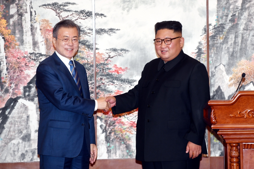 South Korean President Moon Jae-in shakes hands with North Korean leader Kim Jong Un during a joint news conference in Pyongyang, North Korea, September 19, 2018. Pyeongyang Press Corps/Pool via REUTERS