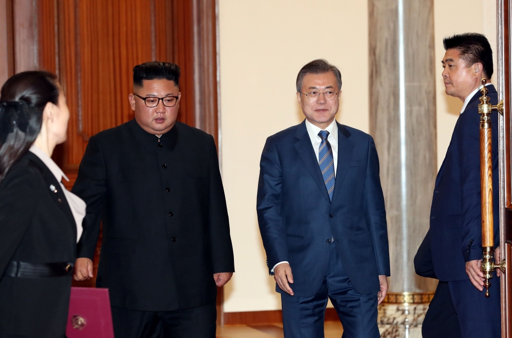 South Korean President Moon Jae-in (2nd R) and North Korean leader Kim Jong Un (2nd L) arrive at a room to attend a signing ceremony after their summit at Paekhwawon State Guesthouse in Pyongyang on September 19, 2018. AFP PHOTO / Pyeongyang Press Corps