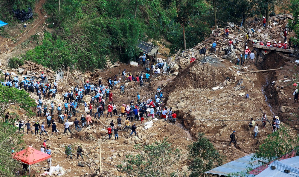 Rescuers continue their search for missing miners in a landslide caused by Typhoon Mangkhut at a small-scale mining camp in Itogon, Benguet, in the Philippines, September 19, 2018. REUTERS/Harlington Palangchao