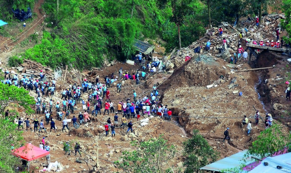 Rescuers continue their search for missing miners in a landslide caused by Typhoon Mangkhut at a small-scale mining camp in Itogon, Benguet, in the Philippines, September 19, 2018. REUTERS/Harlington Palangchao 