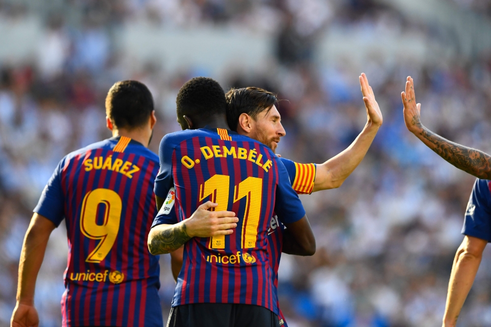 Barcelona's French forward Ousmane Dembele (C) celebrates with Barcelona's Argentinian forward Lionel Messi. AFP / GABRIEL BOUYS
