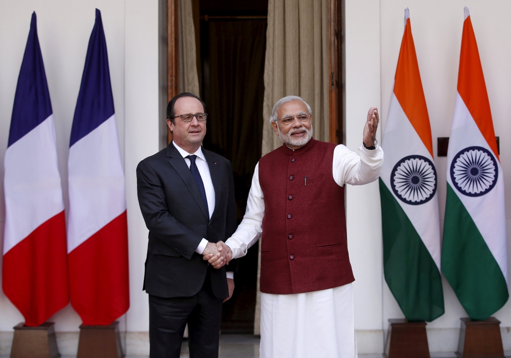 FILE PHOTO: French President Francois Hollande (L) shakes hands with India's Prime Minister Narendra Modi during a photo opportunity ahead of their meeting at Hyderabad House in New Delhi, India, January 25, 2016. REUTERS/Adnan Abidi
