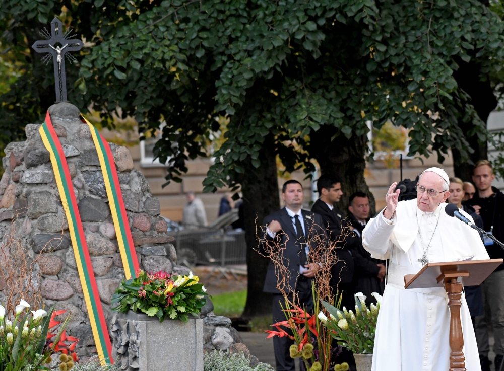 Pope Francis gives a speech in front of a memorial at the Museum of Occupations and Freedom Fights on September 23, 2018, in Vilnius on the second day of his visit to Lithuania.  AFP / Janek Skarzynski 
 
