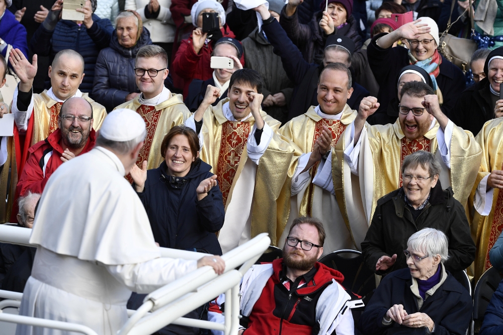 
Pope Francis greets faithfuls as he arrives to lead a Holy Mass at Freedom Square in Tallinn, Estonia September 25, 2018. Vatican Media/Handout via Reuters
