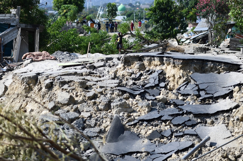 A survivor looks at damage to his neighbourhood in Palu, Indonesia's Central Sulawesi on October 2, 2018, after an earthquake and tsunami hit the area on September 28. / AFP / Jewel SAMAD 