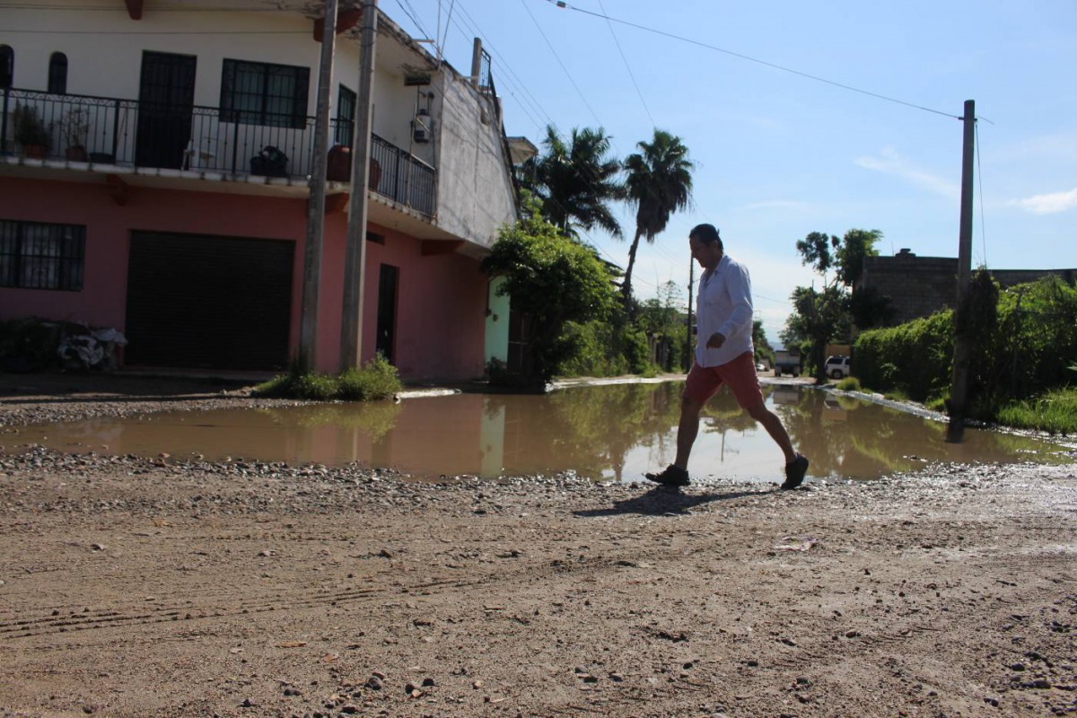 Librado Conseudra Pascacio walks along a rain-flooded street in Jarretaderas, Mexico on September 13, 2018. Thomson Reuters Foundation