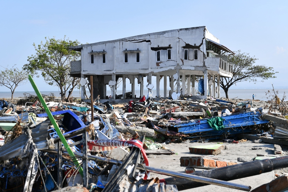 A building stands amid the debris of a flattened fishing village in Lere subdistrict in Palu, Indonesia's Central Sulawesi on October 3, 2018, after an earthquake and tsunami hit the area on September 28. / AFP / ADEK BERRY