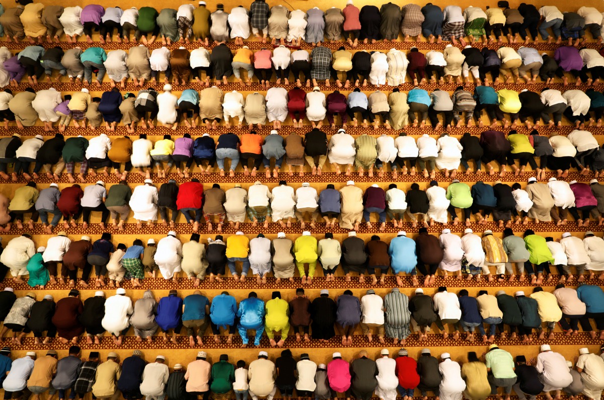 REPRESENTATIVE IMAGE: Muslims perform tarawih prayers to mark the start of Ramadan at a mosque in Singapore, May 26, 2017. Reuters/Edgar Su