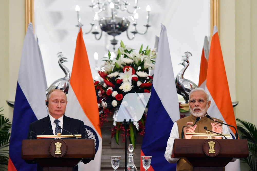 Russian President Vladimir Putin (L) and Indian Prime Minister Narendra Modi deliver a joint statement following their talks at Hyderabad House in New Delhi on October 5, 2018. AFP / POOL / Yuri Kadobnov