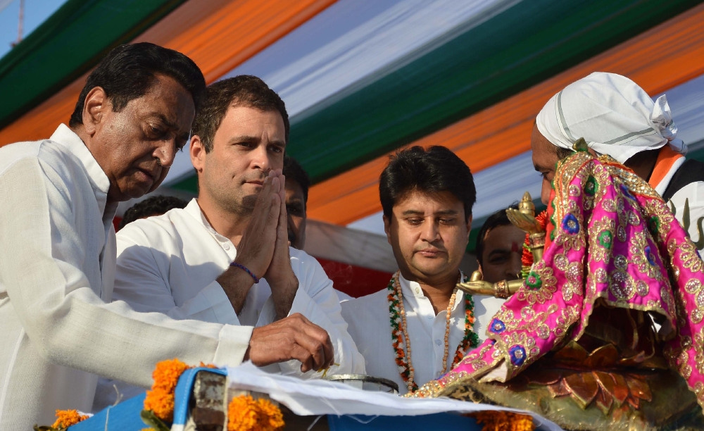 India Congress Party President Rahul Gandhi (2L) with Senior Congress leader Kamal Nath (L) offer prayers at the bank of the river Narmada in Jabalpur. AFP