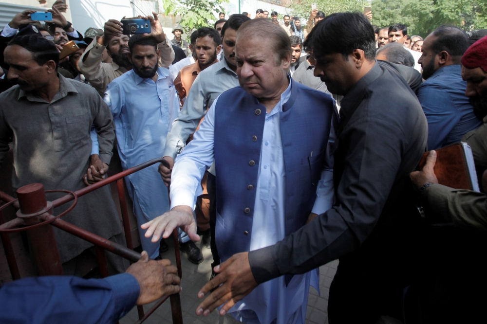 Former Prime Minister Nawaz Sharif arrives to the district High Court ahead of a hearing on treason allegations, in Lahore, Pakistan October 8, 2018. (REUTERS/Mohsin Raza)