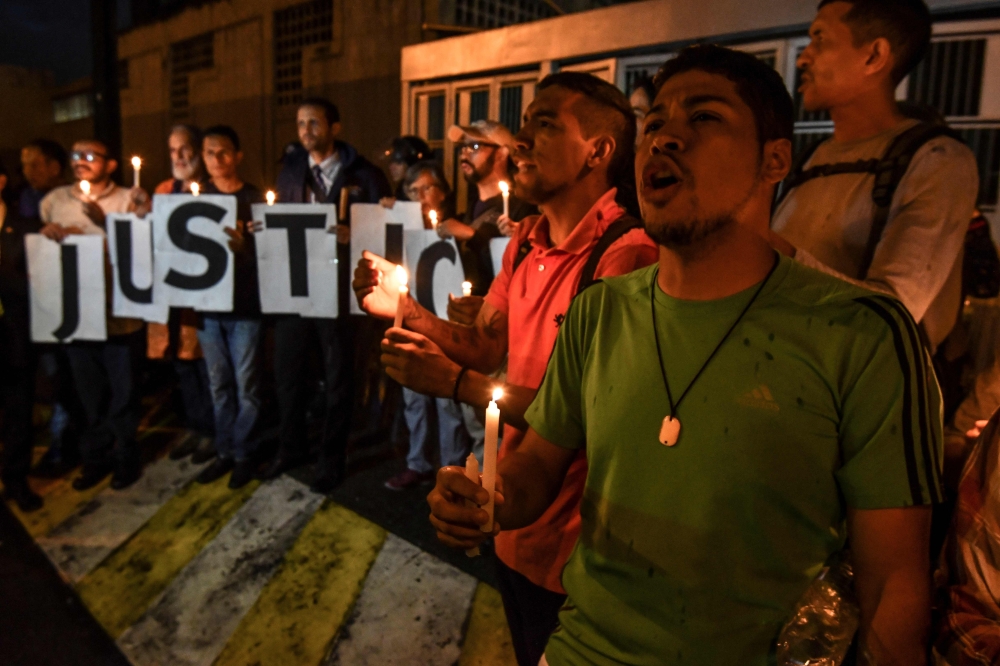 Opponents of Venezuelan president Nicolas Maduro demonstrate in front of the building of the intelligence service, SEBIN, where the opposition councilor Fernando Alban committed suicide, in Caracas on October 8, 2018. AFP / Juan BARRETO