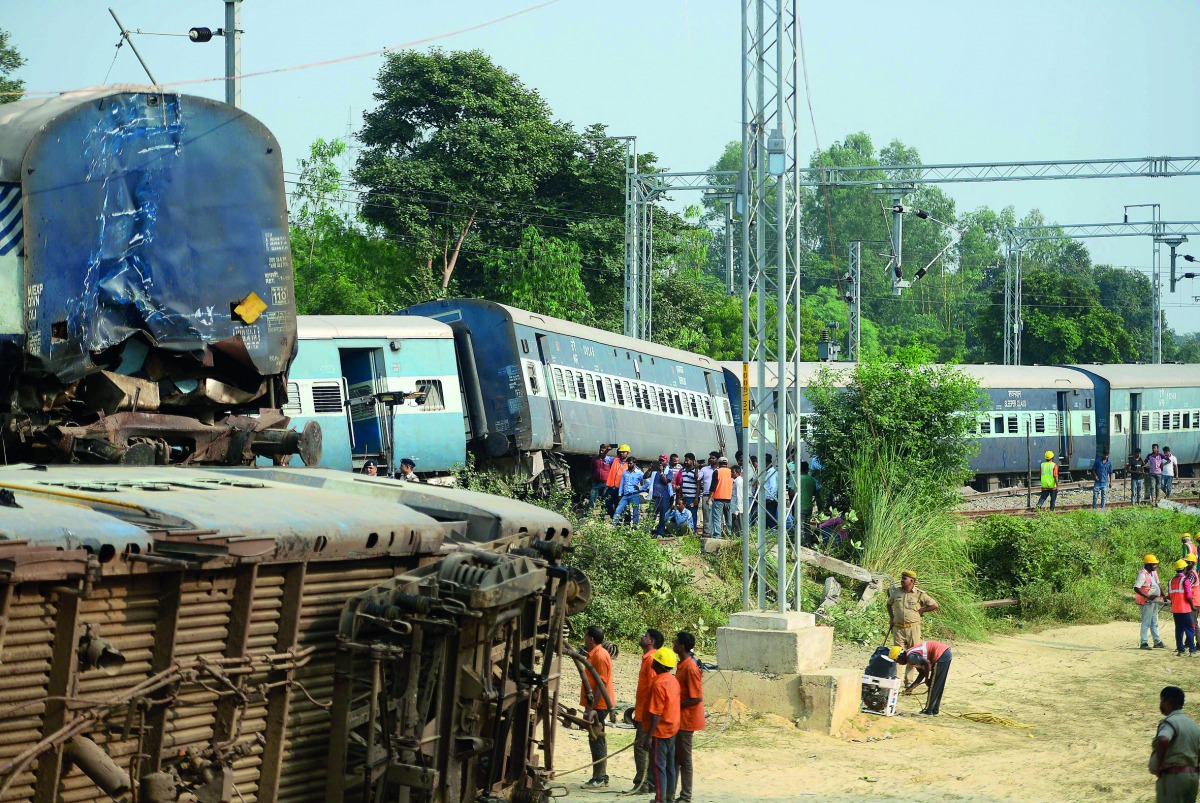 National Disaster Response Force and police personnel carry on rescue works at the site where the engine of the New Farakka Express train derailed along with eight coaches near Harchandpur Railway station in Rae Bareli on October 10, 2018.  AFP / Sanjay K