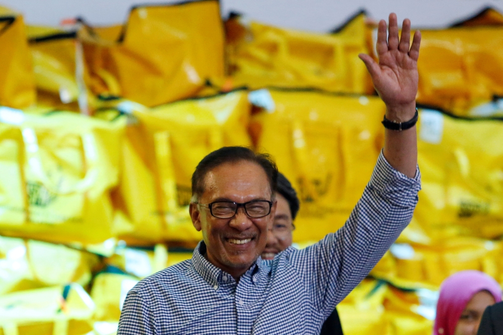 Malaysia's politician Anwar Ibrahim celebrates after winning the by-election in Port Dickson, Malaysia October 13, 2018. REUTERS/Lai Seng Sin