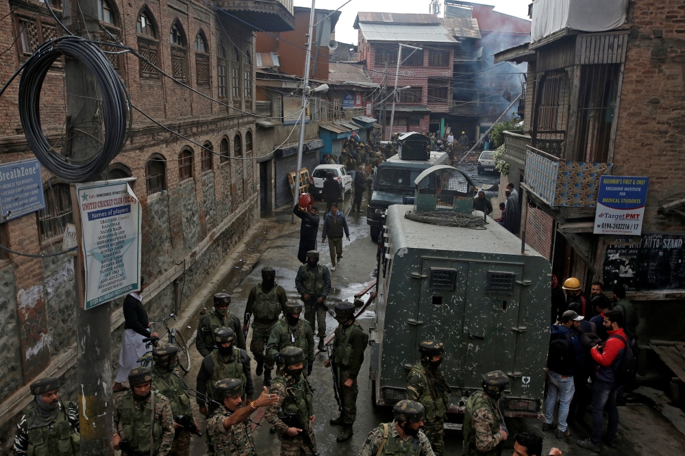 Indian soldiers are pictured during a search operation at the site of a gun battle with suspected militants in Srinagar October 17, 2018. REUTERS/Danish Ismail
 