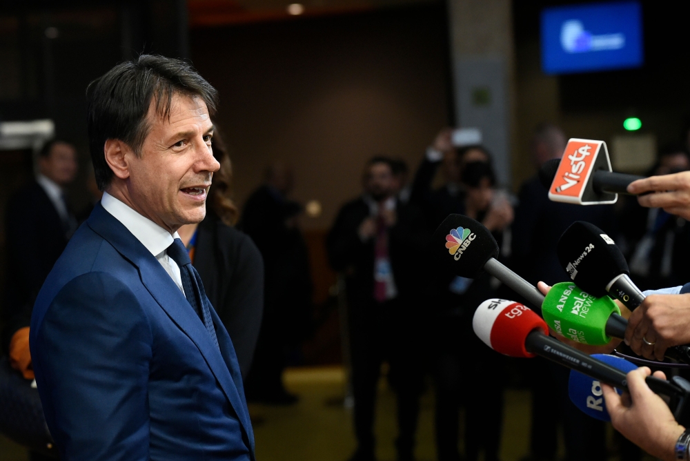 Italian Prime Minister Giuseppe Conte speaks to journalists upon his arrival at the European Council in Brussels on October 17, 2018.  AFP / John Thys 