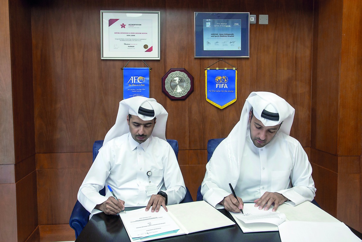 The Acting CEO of Aspetar, Dr Abdul Aziz Al Kuwari, and the CEO of Samla Qatar, Azzam Al Mannai signing the MoU. 