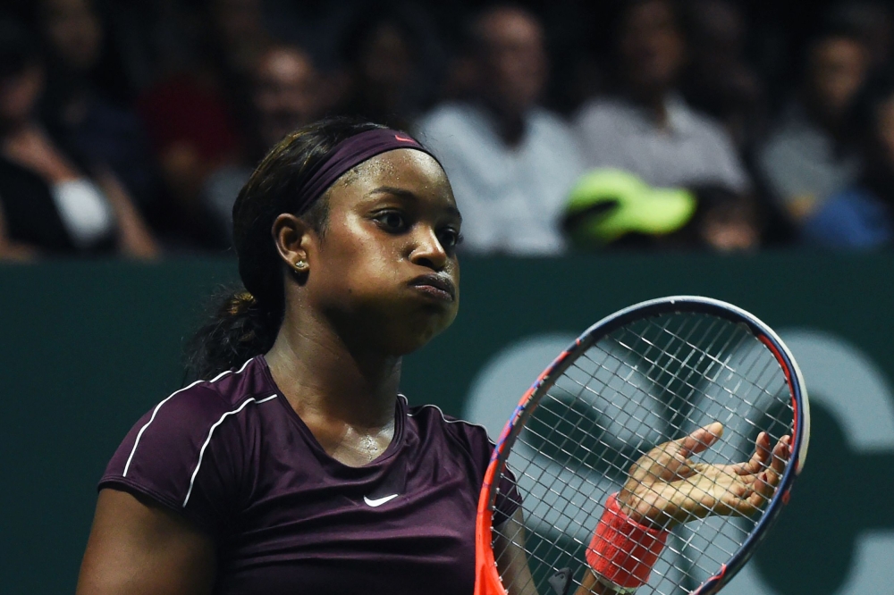 Sloane Stephens of the US reacts as she plays against Japan's Naomi Osaka during their singles match at the WTA Finals tennis tournament in Singapore on October 22, 2018. / AFP / Roslan RAHMAN