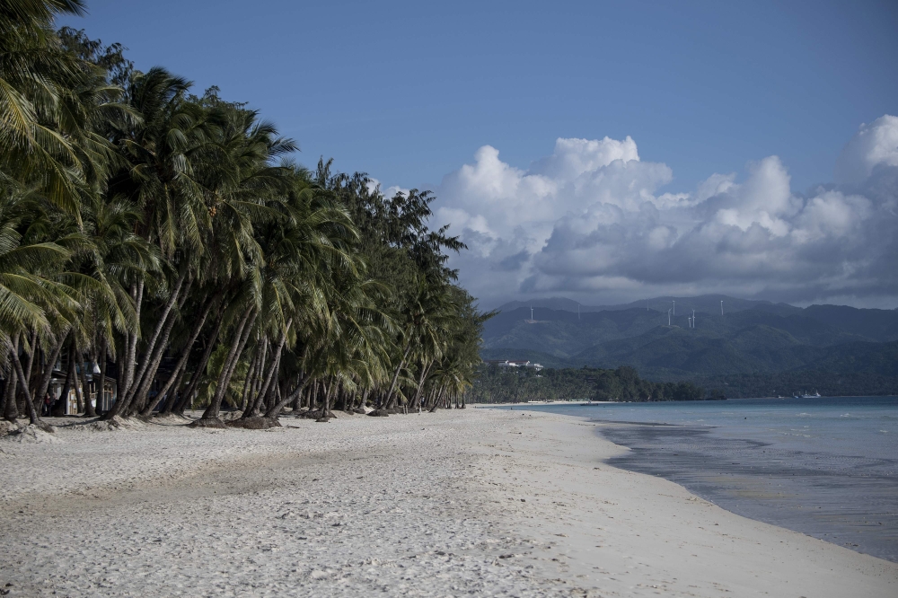 This general shot shows a beach on the Philippine island of Boracay on October 25, 2018. / AFP / NOEL CELIS 