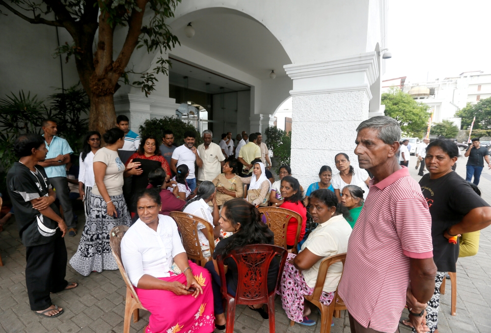 Supporters of sacked Prime Minister Ranil Wickremesinghe wait outside the Prime Minister official residence in Colombo, Sri Lanka October 28, 2018. REUTERS/Dinuka Liyanawatte
 