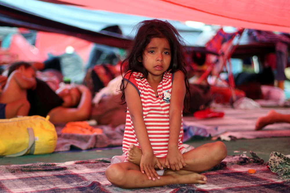 A migrant girl, part of a caravan of thousands from Central America en route to the United States, cries in a shelter as she rests in Tapanatepec, Mexico, October 27, 2018. REUTERS/Hannah McKay
 